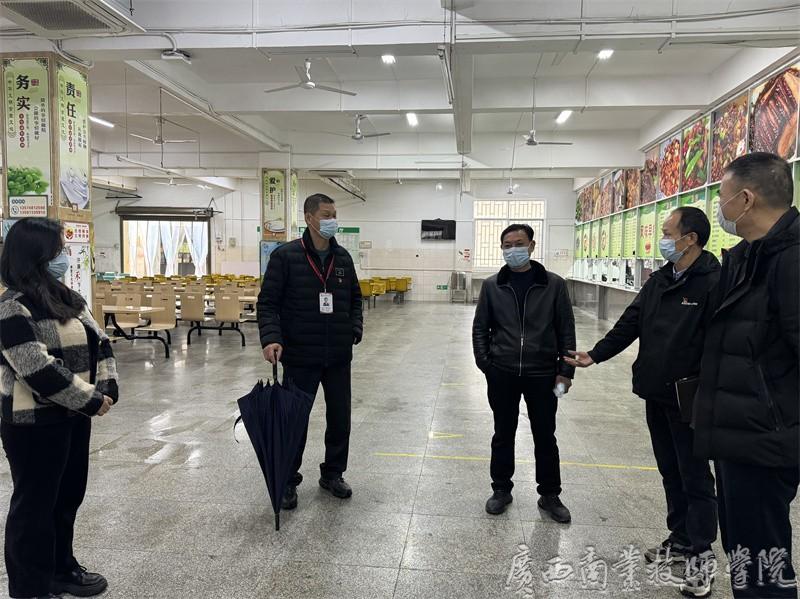 学院党委书记、院长冯奕东指导开学期间食品安全工作现场.jpg